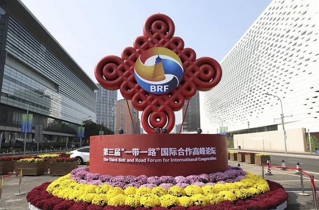 Imagen del 17 de octubre de 2023 de una decoración para el tercer Foro de la Franja y la Ruta para la Cooperación Internacional cerca del Centro Nacional de Convenciones de China, en Beijing, capital de China. (Xinhua/Chen Bin)