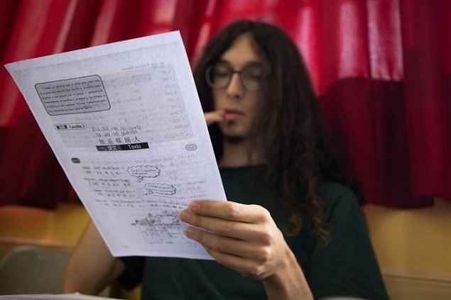 Un alumno repasando una lección durante una clase de idioma chino mandarín en una de las aulas del Centro Universitario de Idiomas (CUI) de la Universidad de Buenos Aires, en la ciudad de Buenos Aires, capital de Argentina. (Xinhua/Martín Zabala)