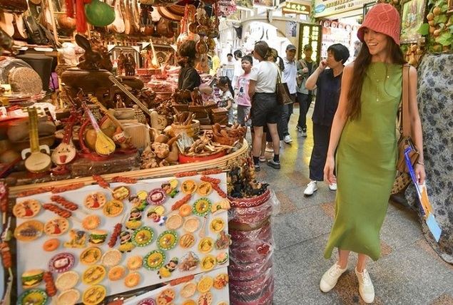 Turistas pasean por el Gran Bazar Internacional de Xinjiang en Urumqi, capital de la región autónoma uygur de Xinjiang, en el noroeste de China, el 5 de agosto de 2023. (Xinhua/Wang Fei)