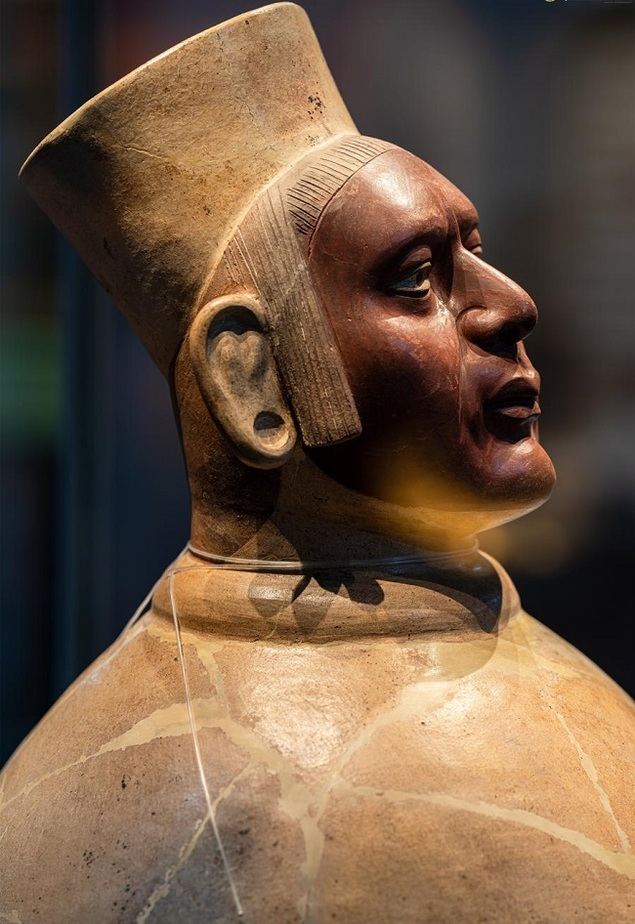 Vista parcial de un jarrón con forma humana exhibido en una exposición sobre la civilización inca en el Museo del Sitio de Jinsha, en Chengdu, capital de la provincia suroccidental china de Sichuan, el 9 de enero de 2024. (Xinhua/Zhang Yan)