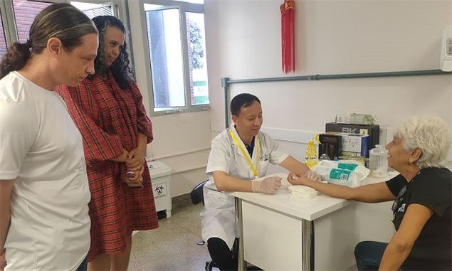 Zhang Xuanping (al centro) trata a pacientes locales durante la visita de la delegación de expertos de la Universidad de Medicina China de Hebei a Brasil, efectuada del 28 de octubre al 10 de noviembre del 2023. (Foto: Cortesía de la Universidad de Medicina China de Hebei)