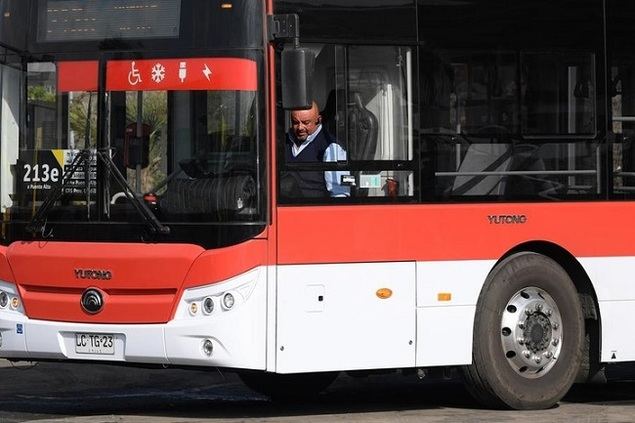 Imagen del 18 de julio de 2019 de un conductor de la empresa STP manejando un autobús eléctrico de la empresa china Yutong, en Santiago, capital de Chile. (Xinhua/Jorge Villegas)