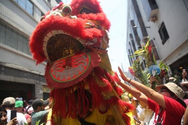 Bailarines realizan una presentación de la danza del león para celebrar el Año Nuevo Lunar chino en el Barrio Chino, en Lima, Perú, el 10 de febrero de 2024. (Xinhua/Mariana Bazo) 