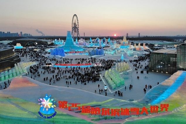 Vista aérea tomada con un dron el 15 de febrero de 2024 de personas visitando el Mundo de Hielo y Nieve de Harbin, en Harbin, en la provincia de Heilongjiang, en el noreste de China. (Xinhua/Wang Jianwei)