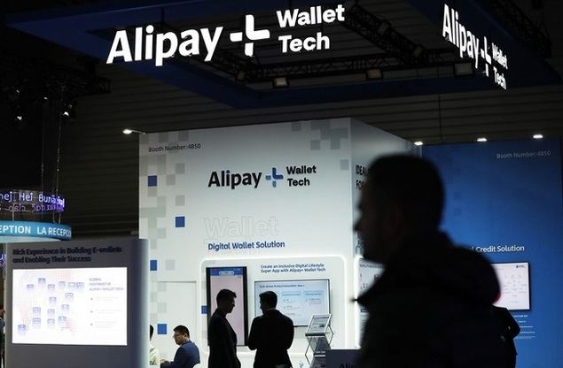 Imagen del 26 de febrero de 2024 de personas visitando el estand de Alipay durante el Congreso Mundial de Móviles (MWC, por sus siglas en inglés), en Barcelona, España. (Xinhua/Gao Jing)