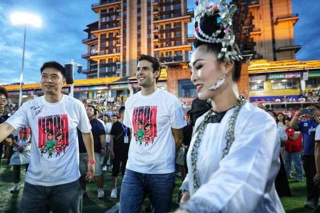Brazil's former football player Kaka (C) is seen before a football match of the Village Super League in Rongjiang County of southwest China's Guizhou Province, May 27, 2024. (Xinhua/Liu Xu)