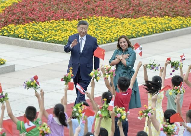 El presidente de China, Xi Jinping, celebra una ceremonia de bienvenida para su homóloga peruana, Dina Boluarte, en la plaza situada frente a la puerta este del Gran Palacio del Pueblo, antes de su encuentro en Beijing, China, el 28 de junio de 2024. (Xinhua/Gao Jie)