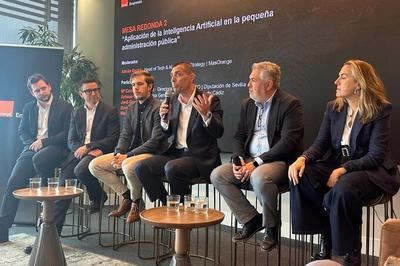 Marcos Peña, abogado de referencia en derecho público, en plena exposición en el evento organizado por Orange en Sevilla.