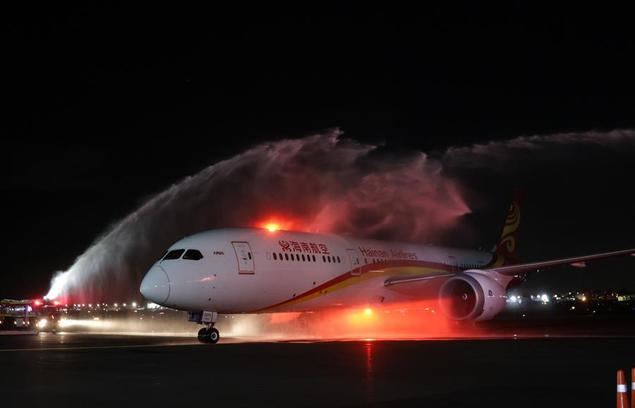 Imagen del 13 de julio de 2024 de un avión de pasajeros de Hainan Airlines de China recibiendo un saludo de agua en el Aeropuerto Internacional Benito Juárez, en Ciudad de México, la capital mexicana. (Xinhua/Francisco Cañedo)