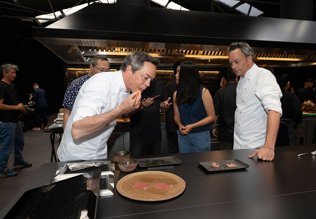 Hiroki Ito presenta la carne de Ito Ranch a los Hermanos Torres