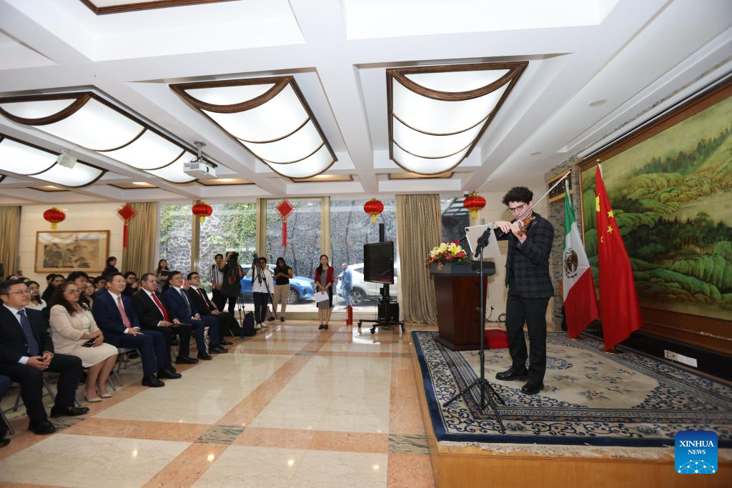 CIUDAD DE MEXICO, 6 agosto, 2025 (Xinhua) -- Imagen del 5 de agosto de 2025 de un becario interpretando una pieza de violín durante la ceremonia de despedida de becarios que viajarán a China, en la Embajada de China en México, en la Ciudad de México, capital de México. Casi una veintena de jóvenes mexicanos se preparan para viajar próximamente a China, donde cursarán estudios de licenciatura, posgrado e idioma chino, entre otras especialidades, como parte del programa de becas del Gobierno chino para el ciclo 2025-2026. (Xinhua/Li Mengxin)