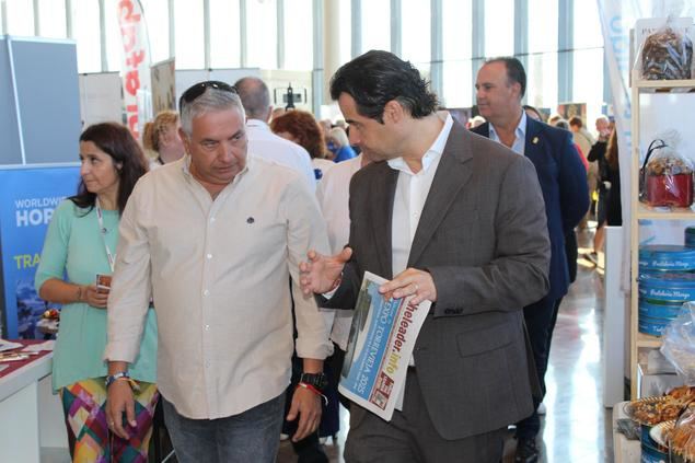 El alcalde de Torrevieja, Eduardo Dolón, con el Asesor de Residentes Internacionales, Jean Paul Mulero Torres, en Expo Torrevieja, noviembre de 2025.