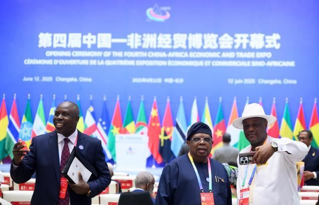 Invitados conversan previo a la ceremonia de inauguración de la cuarta Exposición Económica y Comercial China-Africa, en Changsha, en la provincia de Hunan, en el centro de China, el 12 de junio de 2025. La cuarta Exposición Económica y Comercial China-Africa abrió sus puertas el jueves en la ciudad central china de Changsha. Cerca de 4.700 empresas chinas y africanas y más de 30.000 participantes asistirán al evento de cuatro días de duración con el tema 'China y Africa: Juntos hacia la modernización'. (Xinhua/Jin Liangkuai)