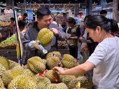 Compradores seleccionan durianes en un supermercado en Nanning, capital de la región autónoma de la etnia zhuang de Guangxi, en el sur de China, el 2 de mayo de 2026. (Xinhua/Zhao Huan)