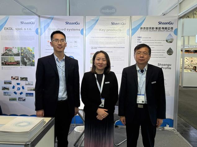 La foto muestra a tres empleados de Shaanxi Blower (Group) Co., Ltd. (Grupo Shaangu) en el stand de la compañía durante la Feria de Hannover 2025 en Hannover, Alemania.
