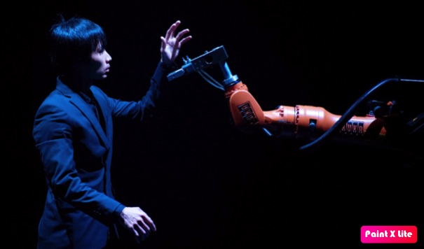 ¡Bailando con un robot!: el aclamado coreógrafo y bailarín taiwanés Huang Yi fusiona danza y robótica en los Teatros del Canal