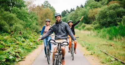 Ciclistas recorren los paisajes ondulados del Condroz, una de las regiones más auténticas y verdes de Valonia.