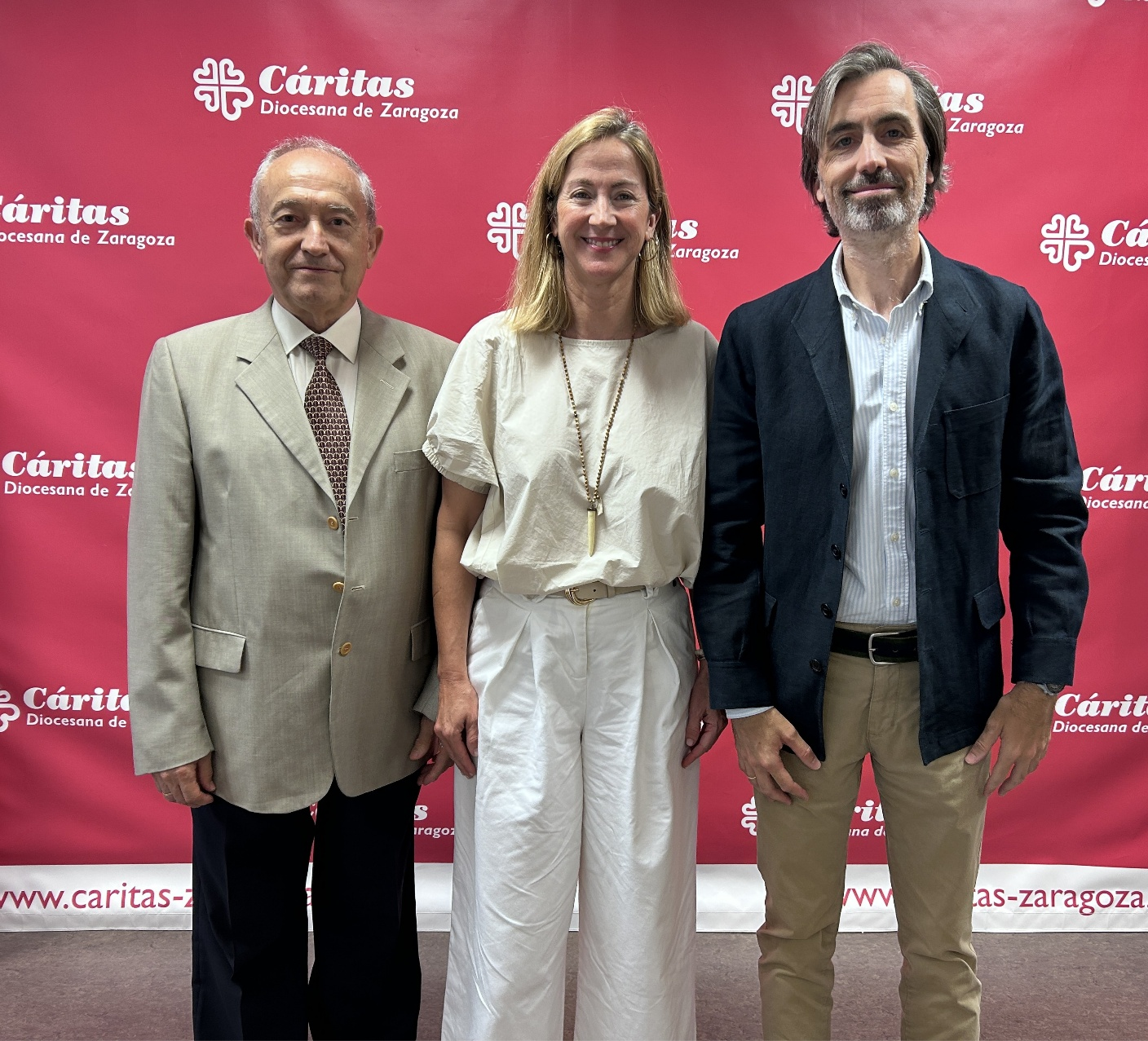 De izquierda a derecha: Carlos Gómez Bahillo, director-delegado episcopal de Cáritas Diocesana de Zaragoza; Isabel Jiménez Aragonés, presidenta de la Fundación Energía Responsable; y Alejandro Tejero-Garcés Galve, director general de Visalia.