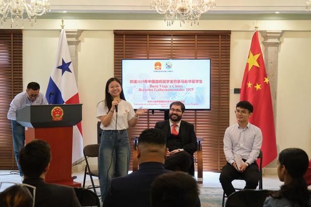 Imagen del 31 de julio de 2025 de estudiantes panameños que realizaron estudios en China compartiendo sus experiencias durante un acto de despedida para jóvenes panameños que viajarán próximamente a China para cursar estudios universitarios, en la Ciudad de Panamá, capital de Panamá. (Xinhua/Xu Yongzheng)