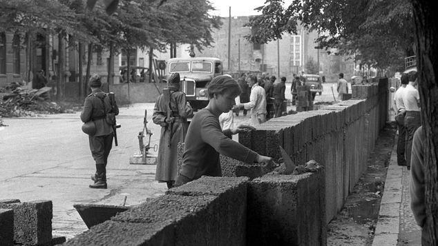 El Dr. Linhard, como muchos otros compatriotas suyos, vivió en primera carne la construcción del Muro de Berlín y todo lo que ello significó.