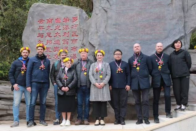 La foto muestra a delegados de la ciudad italiana de Valbondione visitando el monumento de la amistad que conmemora el pacto entre las cascadas gemelas en el área escénica de las Cataratas Jiulong en el condado de Luoping, ciudad de Qujing, provincia de Yunnan, suroeste de China, el 25 de febrero de 2024.