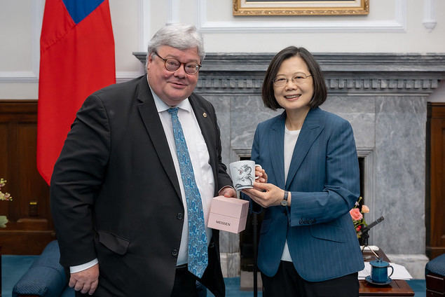 La presidenta Tsai Ing-wen (derecha) recibe al líder de la delegación del Partido Verde Europeo, Reinhard Bütikofer. (Foto cortesía de la Oficina Presidencial)