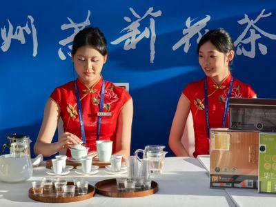 Apreciando el té de jazmín.