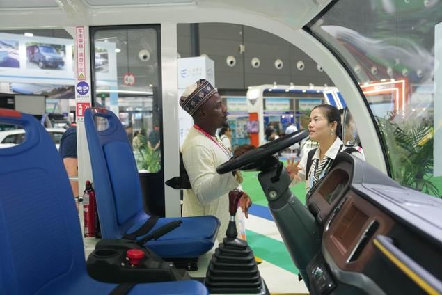 Una expositora presenta un vehículo turístico a un visitante en el Centro Internacional de Convenciones y Exposiciones de Changsha, en Changsha, en la provincia de Hunan, en el centro de China, el 12 de junio de 2025. La cuarta Exposición Económica y Comercial China-Africa abrió sus puertas el jueves en la ciudad central china de Changsha. Cerca de 4.700 empresas chinas y africanas y más de 30.000 participantes asistirán al evento de cuatro días de duración con el tema 'China y Africa: Juntos hacia la modernización'. (Xinhua/Xue Yuge)
