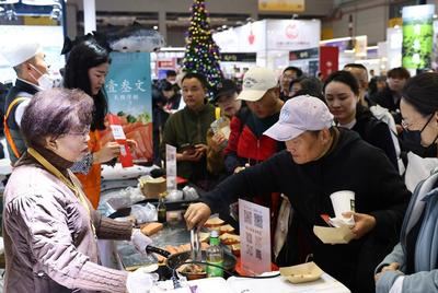 Visitantes degustan salmón de Chile en la CIIE U-Fair, una extensión de la Exposición Internacional de Importaciones de China (CIIE, por sus siglas en inglés), en el Centro Nacional de Exposiciones y Convenciones, en Shanghai, en el este de China, el 19 de diciembre de 2025. (Xinhua/Fang Zhe)