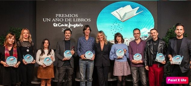 El Corte Inglés y sus libreros premian a Javier Castillo por El cuco de cristal en la VI edición “Un año de libros”
