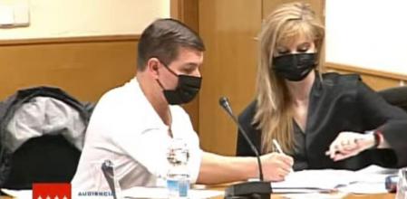 La abogada Ana Isabel Peña junto a su defendido César Román. 