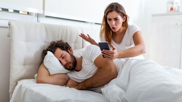 ¿Se puede espiar el móvil de la pareja?