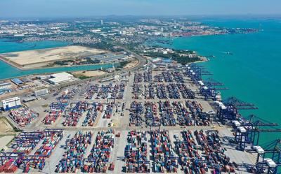 Una fotografía aérea tomada con un dron el 28 de noviembre de 2025 muestra una vista del puerto de Yangpu en la Zona de Desarrollo Económico de Yangpu, en Danzhou, provincia de Hainan, al sur de China. (Xinhua/Guo Cheng)