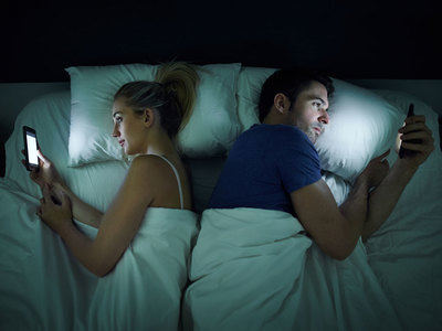 La falta de comunicación interpersonal y abuso de redes sociales aumenta la infidelidad en las parejas