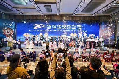 La foto muestra la rueda de prensa del XX Festival Internacional de Gemelos de Mojiang, celebrado el 25 de marzo en Kunming, provincia de Yunnan, al suroeste de China.