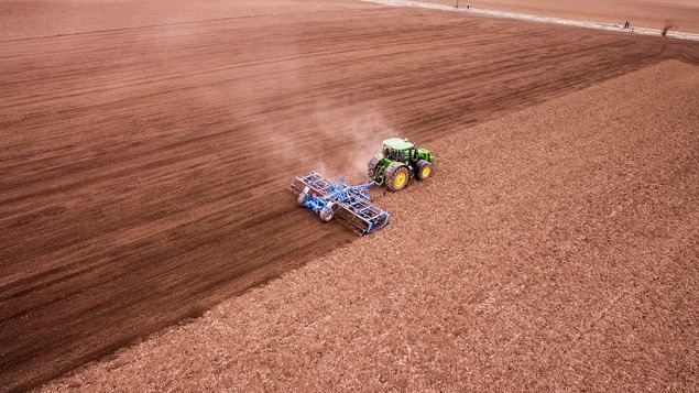 Tecnología agrícola avanzada: autoguiado GPS RTK y su impacto en la agricultura
