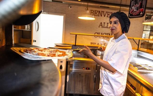 Atika ha encontrado trabajo de cocinera en el restaurante Ginos de Toledo a través de Incorpora.