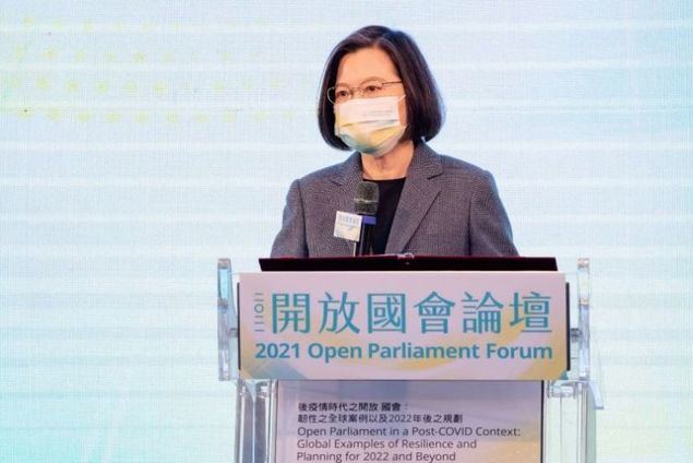 La presidenta Tsai Ing-wen pronuncia un discurso durante la ceremonia de apertura del Foro de Parlamento Abierto 2021 el 2 de diciembre en la ciudad de Taipei. (Foto de Chin Hung-hao/MOFA)