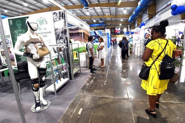 Imagen del 21 de abril de 2025 de una mujer observando productos médicos exhibidos en la XVI Feria Comercial Salud para Todos, que forma parte de la V Convención Internacional 'Cuba Salud 2025', en el recinto ferial de Pabexpo, en La Habana, capital de Cuba. (Xinhua/Joaquín Hernández)