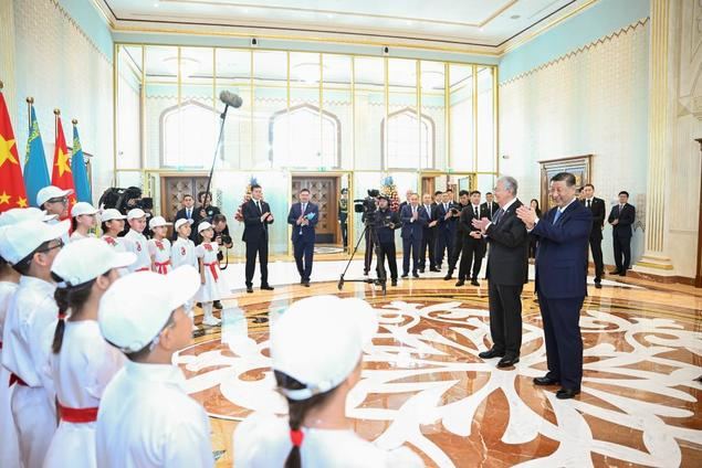 El presidente chino, Xi Jinping, llega a Astaná, Kazajistán, el 2 de julio de 2024, para participar en la 24ª Reunión del Consejo de Jefes de Estado de la Organización de Cooperación de Shanghai, y realizar una visita de Estado a Kazajistán por invitación del presidente kazajo, Kassym-Jomart Tokayev. Tokayev celebró una gran ceremonia de bienvenida en el aeropuerto para recibir a Xi. Un grupo de niños kazajos cantó en chino la canción 'Oda a la Patria'. (Xinhua/Xie Huanchi)