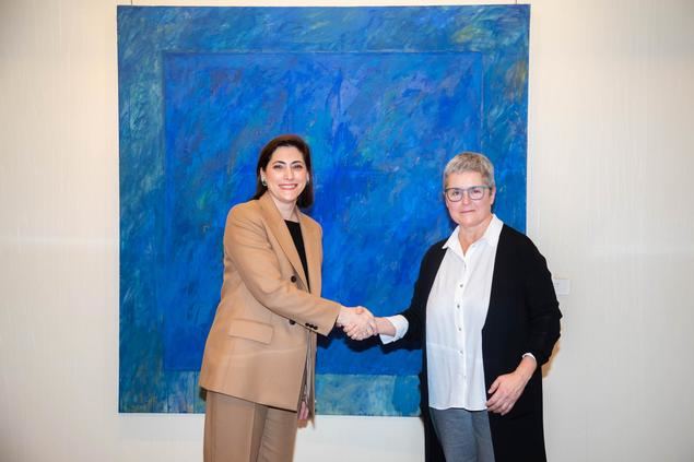 La directora de Comunicación y Relaciones Institucionales de CaixaBank, María Luisa Martínez Gistau, y la directora de la Feria del Libro de Madrid, Eva Orúe, en la firma del acuerdo.