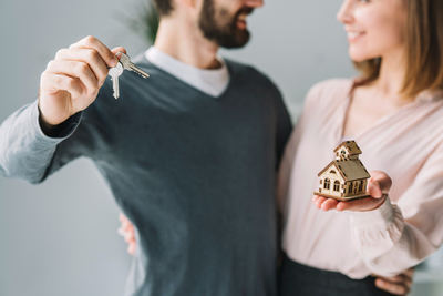 Factores clave que influyen en la decisión de adquirir una vivienda propia