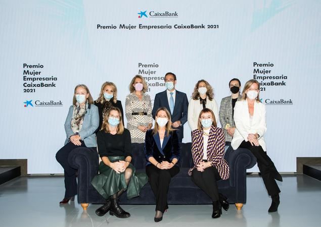 Gonzalo Gortázar, consejero delegado de CaixaBank, con ganadoras de la edición 2021.