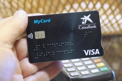 CaixaBank lanza la primera tarjeta con sistema Braille