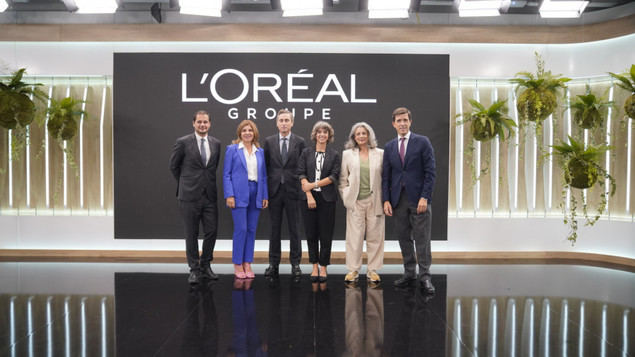 Miguel Giménez de Castro, Director de Corporate Affairs & Engagement; Val Díez, Directora General de Stanpa; Juan Alonso de Lomas, CEO de L’Oréal España y Portugal; Teresa Parejo, Directora General de Estrategia Industrial y de la PYME.