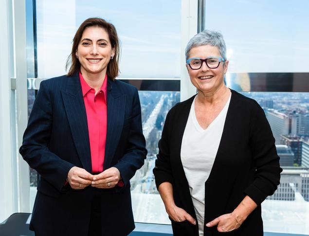 Foto (de izda. a dcha.): La directora de Comunicación y Relaciones Institucionales de CaixaBank, María Luisa Martínez Gistau, y la directora de la Feria del Libro de Madrid, Eva Orúe.