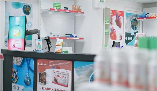 Optimización de presupuestos publicitarios cuándo invertir en PLV físico vs digital