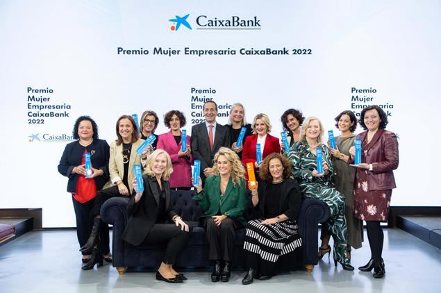 Gonzalo Gortázar, consejero delegado de CaixaBank, con las ganadoras de los Premios Mujer Empresaria 2022.