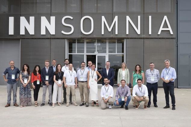 Las 15 startups seleccionadas junto a los directivos y autoridades participantes en el encuentro sobre digitalización en Valencia.