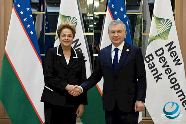 El presidente de Uzbekistán, Shavkat Mirziyoyev, junto a  Dilma Rousseff, presidenta del Nuevo Banco de Desarrollo del BRICS (NBD BRICS).